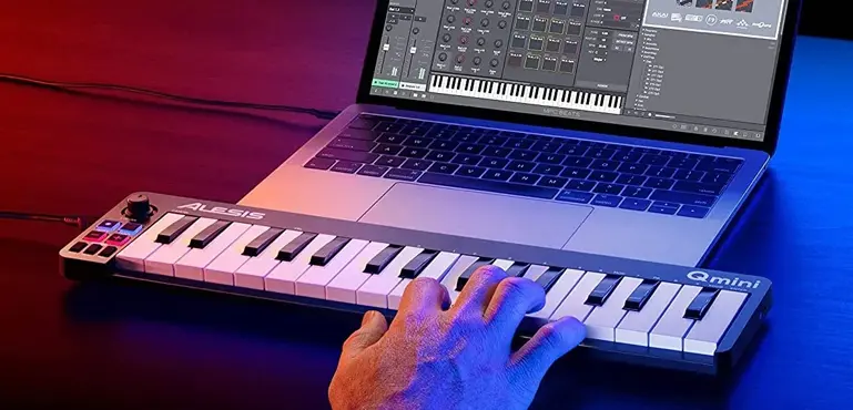 7 luchshikh portativnykh MIDI-klaviatur 2022 goda dlya puteshestvuyushchikh muzykantov