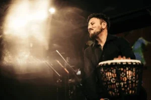 Барабанщик на сцені