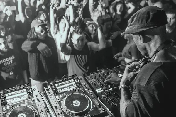 808 frequency control in hip-hop mastering low-end visualization