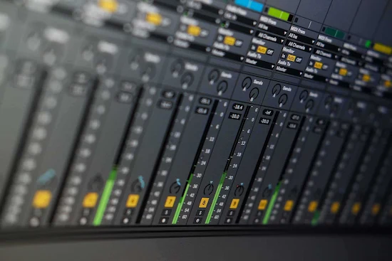 Studio analysis of realistic and artificial behavior in AI-generated drums