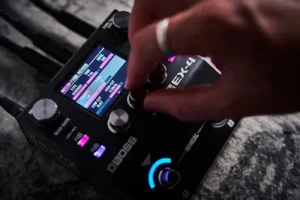 BOSS EX-4 display showing a configurable multi-effect signal chain and FX blocks